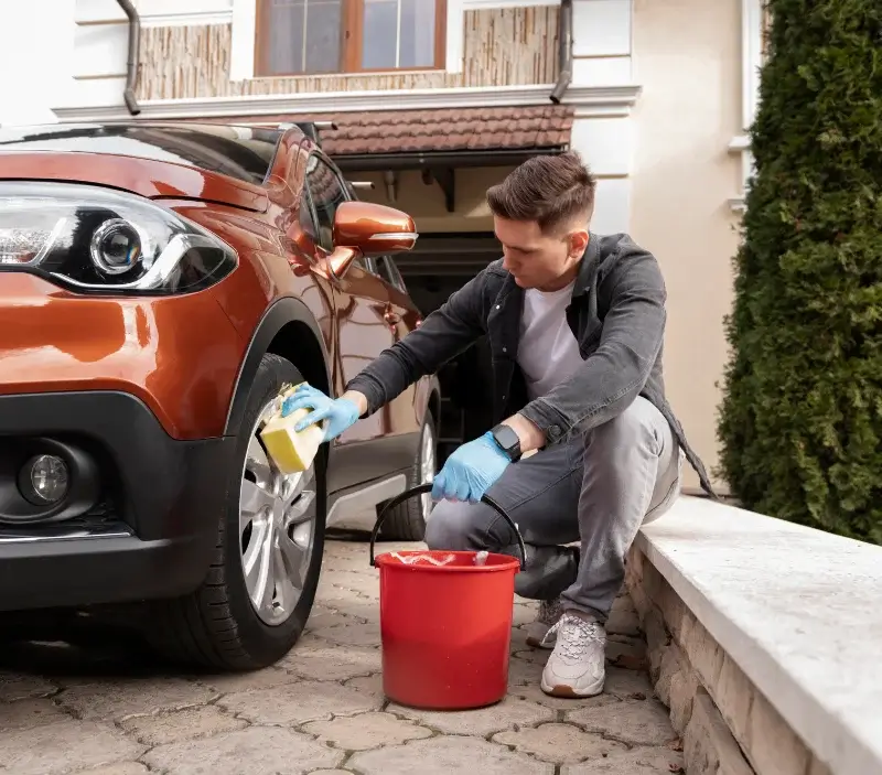 Lavage auto à domicile Souancé-au-Perche : professionnel intervenant sur un véhicule